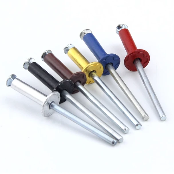 Rivets aveugles colorés pour panneaux métalliques